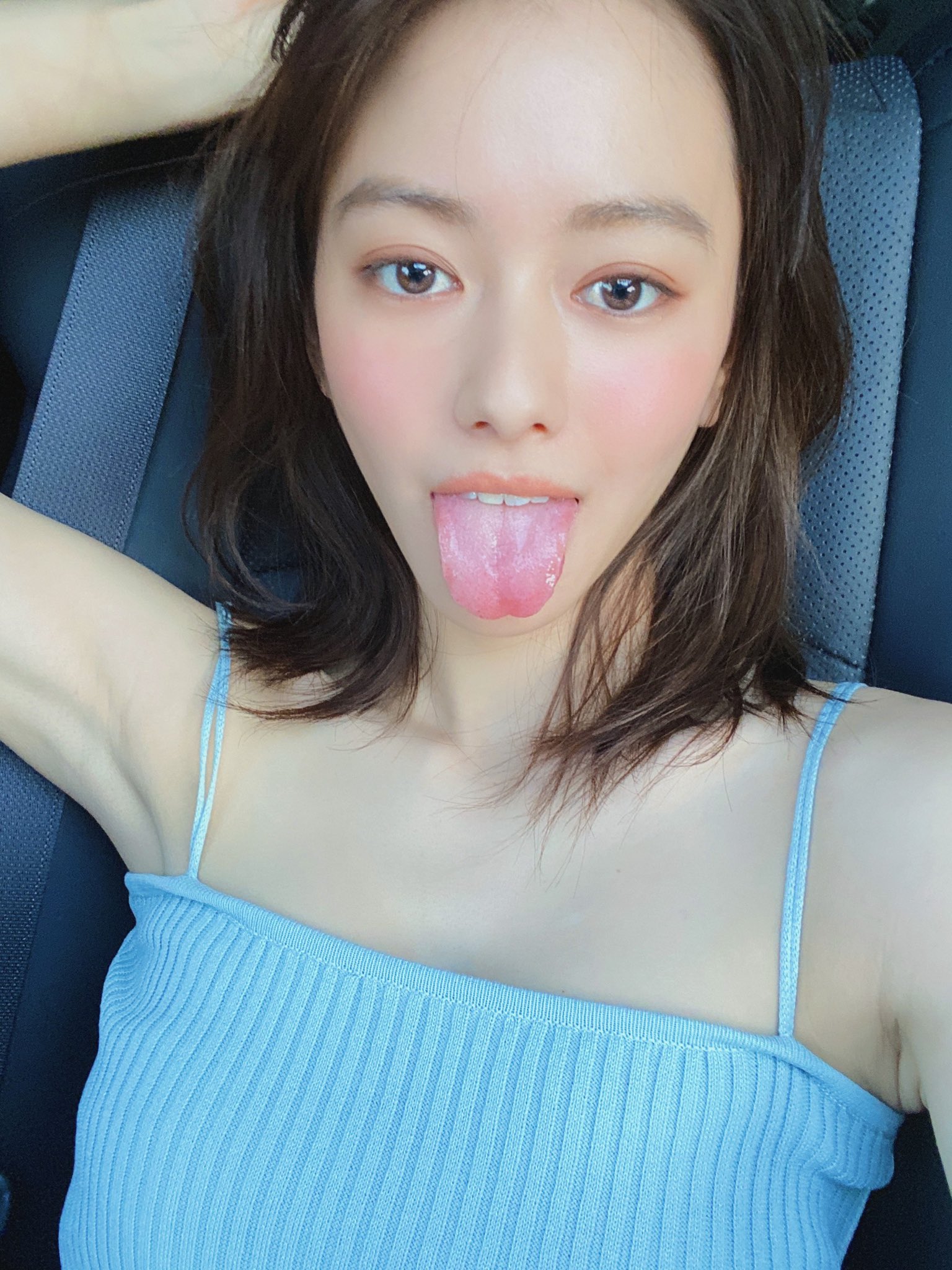 山本舞香　エロ  / X