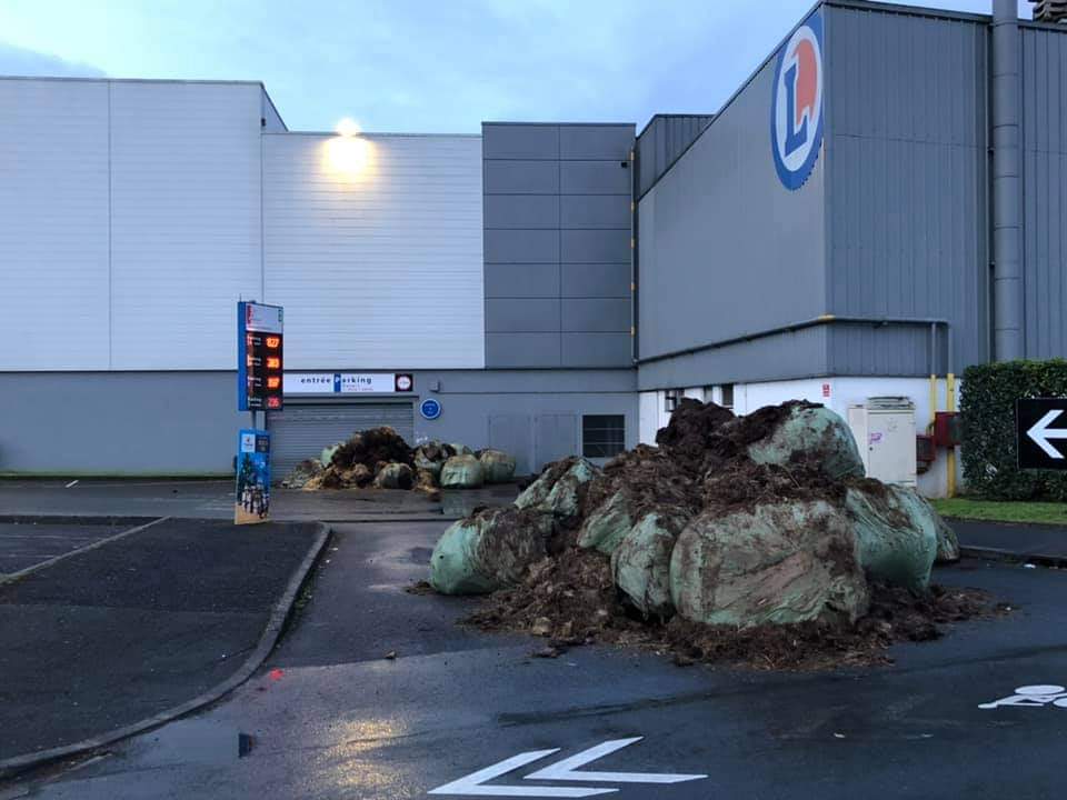 Un peu avant 5 h, une trentaine d’agriculteurs de Jeunes Agriculteurs Vienne et FNSEA 86 ont mené une opération coup de poing devant le Leclerc de Poitiers, pour exprimer leur colère face à la non application de la loi Egalim.