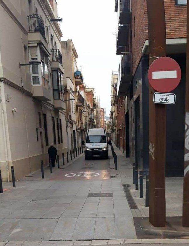 Quitar las trampas mortales de motoristas,  youtu.be/eJXlYFco0yM por favor, y esas calles de un solo carril donde se permite la entrada contradirección a las bicicletas, creando situaciones de peligro.  Y los Cojines Berlineses youtu.be/-KIsCrFkpF8 
#CumplanLaLeyVial