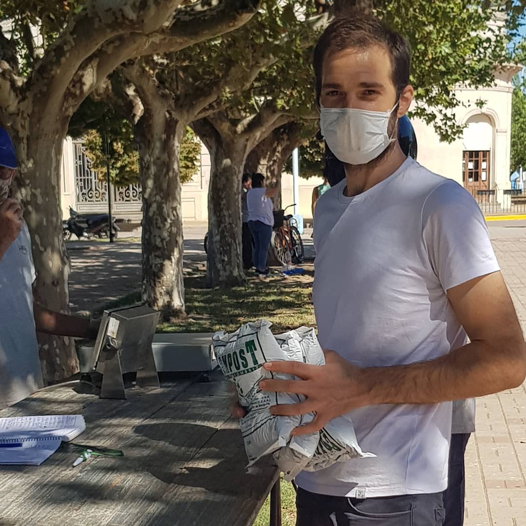 ambienteareq's tweet photo. ♻️Sábado de CANJE  RESIDUOS X COMPOST  cumpliendo medidas sanitarias obligatorias. Seguimos sumando residuos  separados en nuestros hogares.
#YOCUIDOELPLANETA✔🔜🌎 #ConcientizaciónAmbiental @comunadearequito https://t.co/6EJz1wTa4K