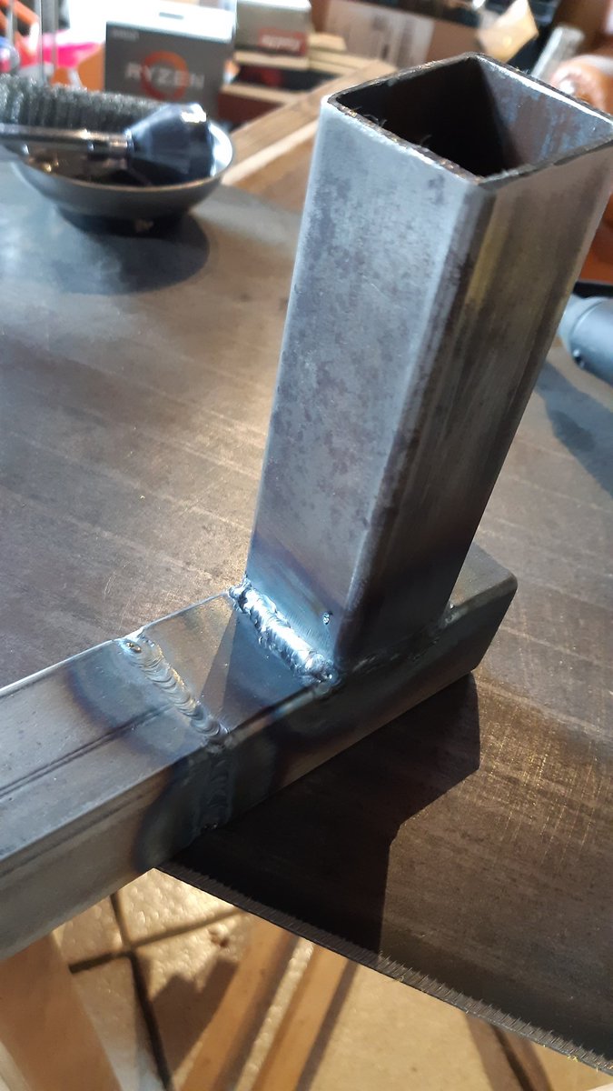 recfenix's tweet photo. Première soudure au TIG , la soudure en bord à bord sur de l'acier c'est plutôt "simple", pour les angles intérieurs clairement moin (sa va venir). les réglages pour l'acier sur le tig c'est quand même relativement simple .
Donc pour l'instant ce procédé c'est le  🔥👌 https://t.co/F23FuqrYOc