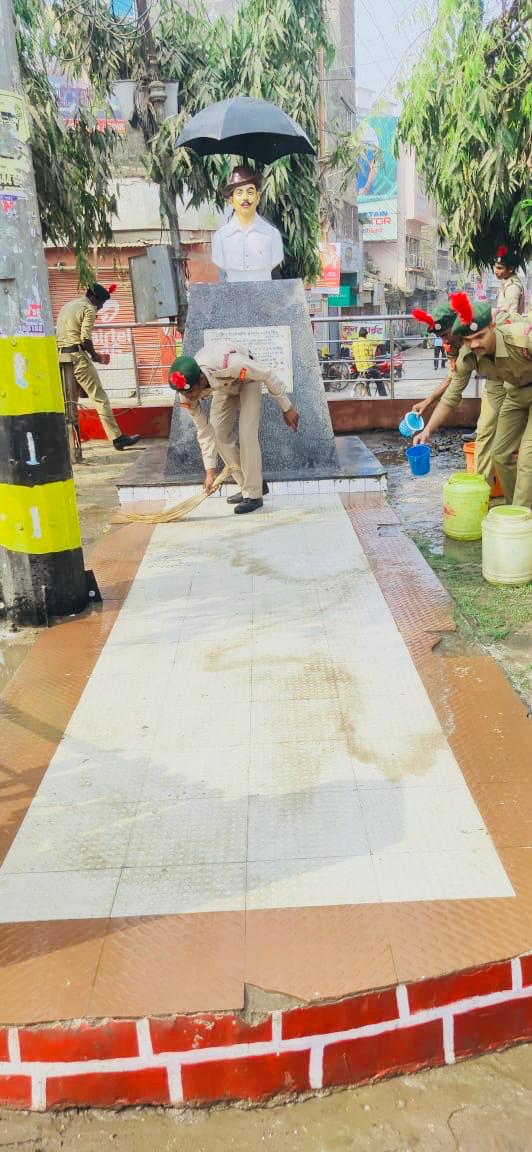 PROdefprayagraj's tweet photo. #NCCforStatue 01 Offr, 01 ANO, 07 PI staff and 35 NCC Cadets of 4 Bih Bn adopted and participated in cleaning of Statue of Shahid Bhagat Singh at Bhagalpur on 12 March under aegis of NCC Gp HQ Bhagalpur. @HQ_DG_NCC @SpokespersonMoD @drajaykumar_ias @rajnathsingh @PMOIndia @adgpi https://t.co/xcfKdLfbiB