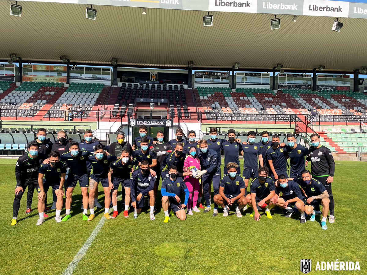 📸 ¡Este equipo NUNCA se rinde! 😍

Y menos tras la visita de Jessica 💪🏽

#SentimientoRomano ⚪️⚫️