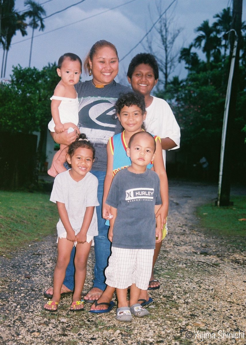 矢島新一 コロール パラオ共和国 にて 夕涼みしている家族をパチリ パラオでは ダイジョーブ ベントー アブナイ 等の 言葉がパラオ語として使われている パラオ人は大変親日的である パラオ パラオ人 パラオ語 パラオ共和国 コロール