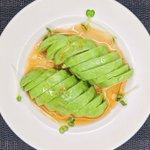 2ステップで仕上がる【無限ラー油アボカド】。うますぎ、簡単すぎ。