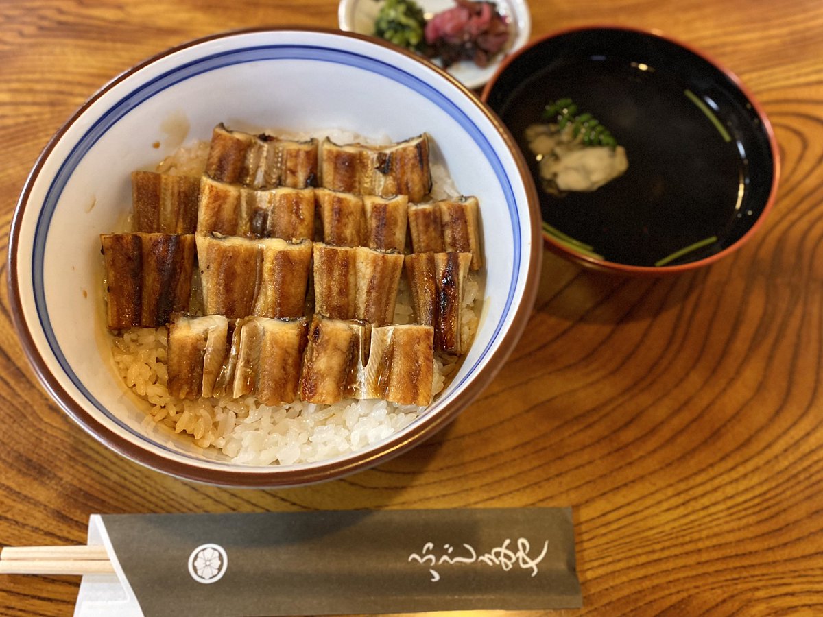 AWAcoco_vlog's tweet image. 📍宮島　ふじたや

宮島名物”あなごめし”と言えばここ。
過去には広島版ミシュランガイドで
ひとつ星を獲得されたことも…♡

✔︎あなごめし　￥2500

熱々でとっても美味しかった〜🥺♡
出来上がりまで20分くらいかかるので
時間には余裕を見てね⏳♡

#旅 #旅行 
#旅行好きと繋がりたい