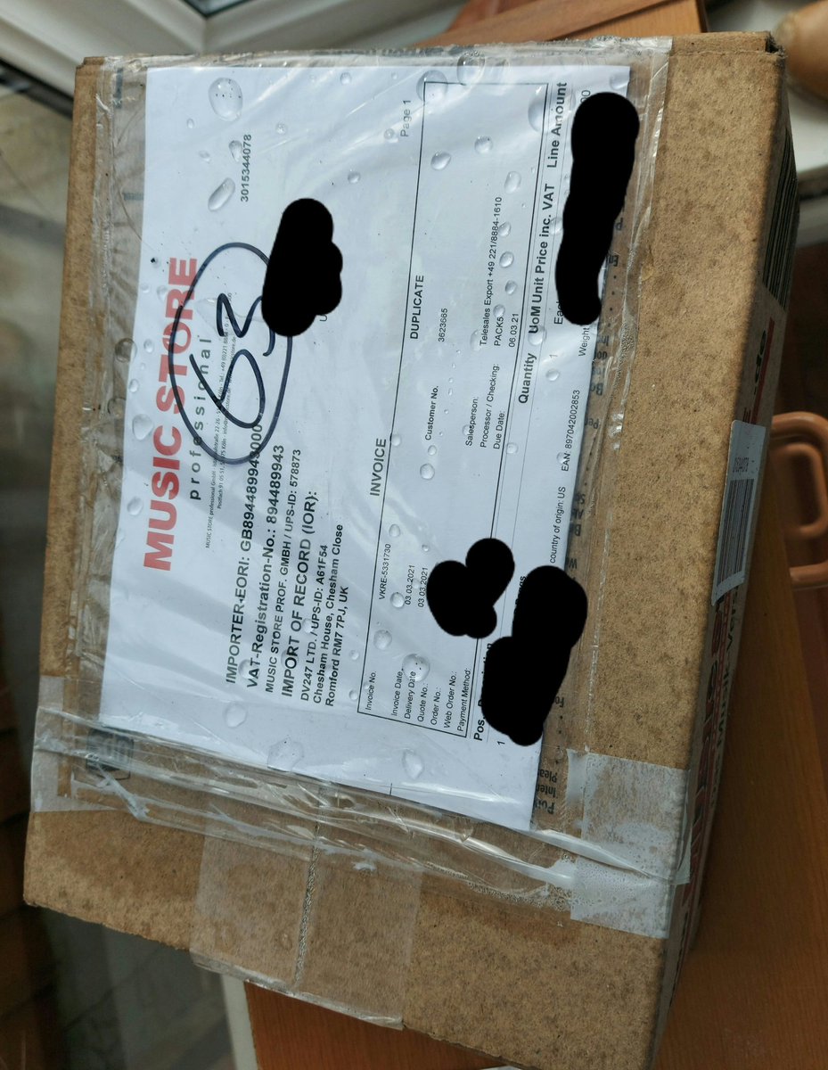 JamesChetter's tweet photo. @UPSHelp_UK @UPS @dv247uk thrown outside my house in the rain. No notice of arrival, proof of delivery states I accepted it. I did not. Dv247 consider using another company. Send me the full proof please. Box damaged. Contents soaking wet. Found two days after apparent delivery. https://t.co/pkQsWsrqPT