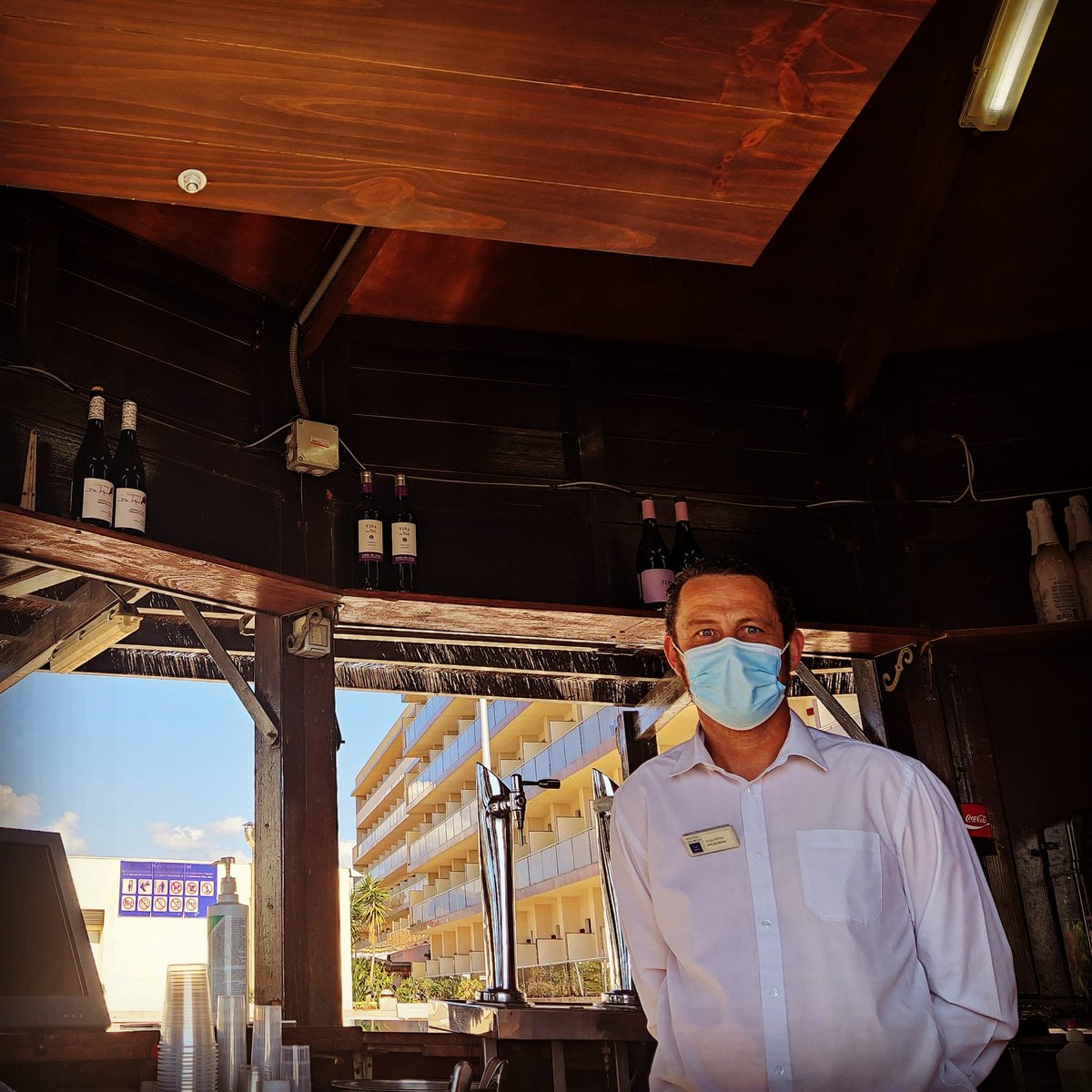 GranCostadelSol's tweet photo. Sergio siempre regala una sonrisa a todos los clientes del Bar Piscina. Hazle una visita y disfruta de unas inmejorables vistas al mar
#relax #solecito #barpiscina #smile #sonrisa https://t.co/y95LIWFV2P