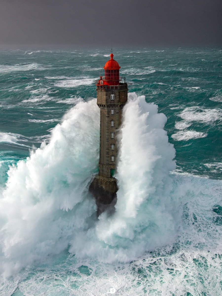 #bretagne #brittany #breizh #lajument #ouessant #finistere #iroise #audierne #pointeduraz #begarraz #pointeduvan #begarvan #enezsun #tempête #storm #phare #lighthouse  #mer #sea  
By #ronanfollic on Facebook
