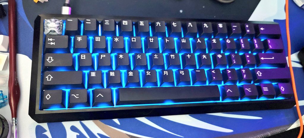 Always thought the 5 degree case looked oddly nice... Finally grabbed one from <a href="/KBDfans/">KBDfans</a> built with @GloriousPCGR Pandas on brass plate/durock stabs. Things surprisingly hefty for the $ n feels quality! Finally got to use my <a href="/TheKeyCompany/">The Key Company</a> WoB set w/ Cangjie alphas 😊Iove it!