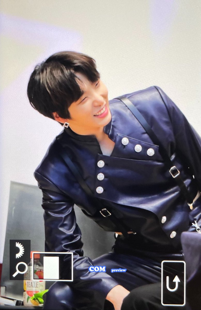 color_of_seoho's tweet photo. 210213 코바코

아크릴판만 없어도 말이야.....

#ONEUS #원어스 
#서호 #이서호 #SEOHO #ソホ #COM https://t.co/aJ9CO2qGun
