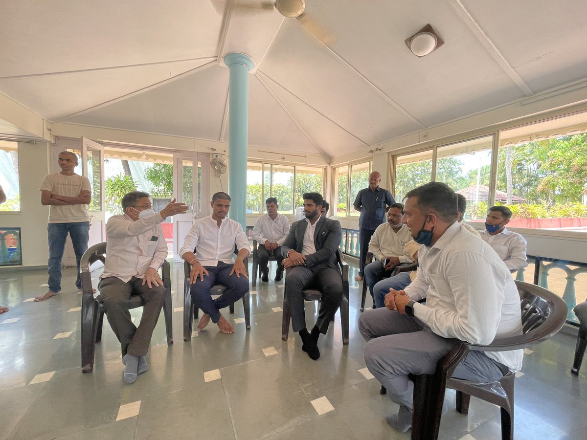 princerajpaswan's tweet photo. दादरा और नगर हवेली से सांसद स्व० मोहन डेलकर जी को श्रद्धांजलि अर्पित किया और उनके पुत्र अभिनव डेलकर जी को सांत्वना दिया और ईश्वर से दिवंगत आत्मा की शांति के लिए प्रार्थना किया। @MohanDelkar @AbhiDelkar https://t.co/tX4o8kJXIB