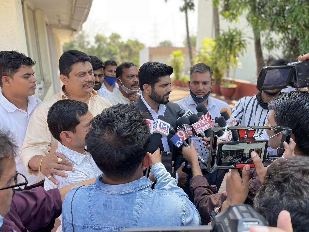 princerajpaswan's tweet photo. दादरा और नगर हवेली से सांसद स्व० मोहन डेलकर जी को श्रद्धांजलि अर्पित किया और उनके पुत्र अभिनव डेलकर जी को सांत्वना दिया और ईश्वर से दिवंगत आत्मा की शांति के लिए प्रार्थना किया। @MohanDelkar @AbhiDelkar https://t.co/tX4o8kJXIB