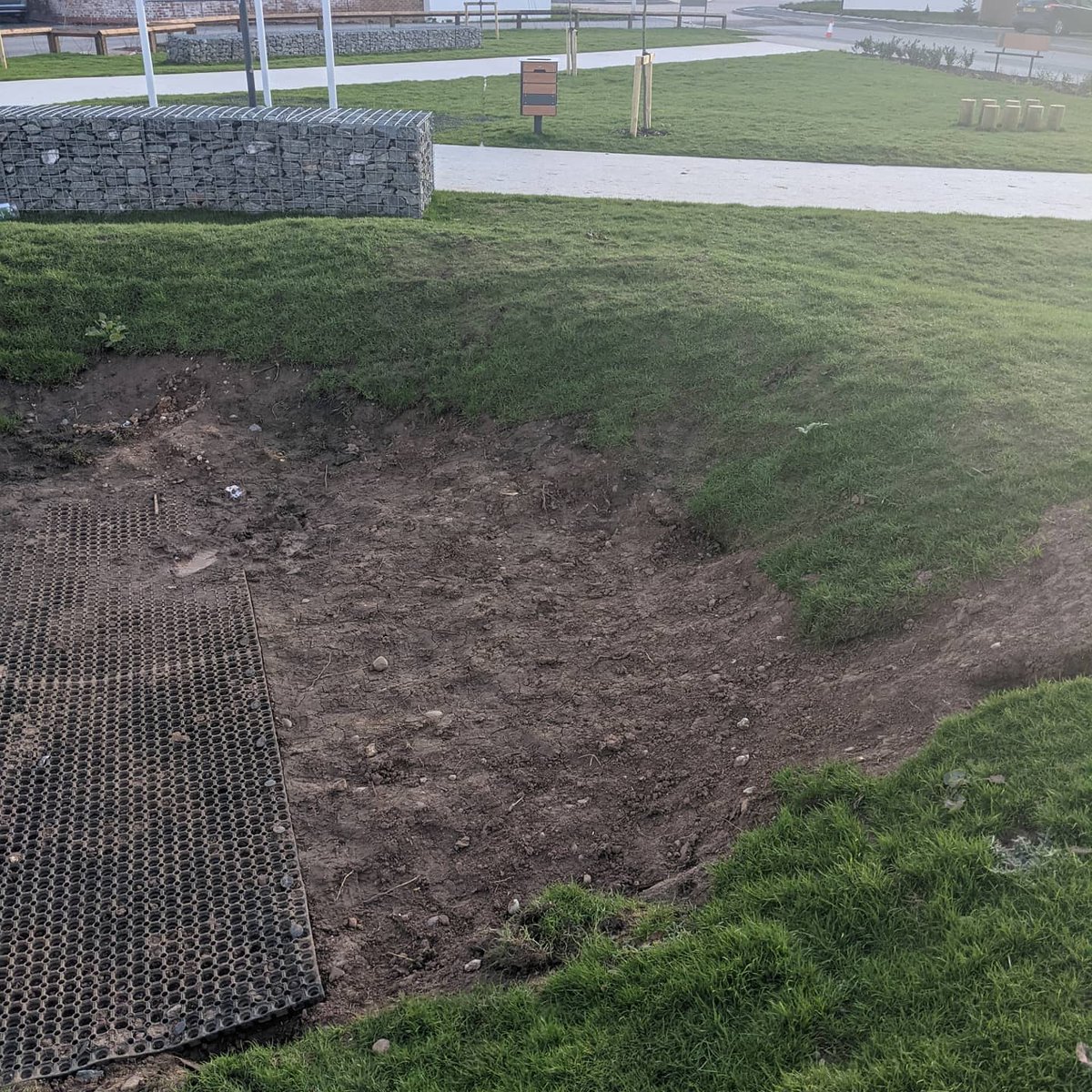 Physicsadam's tweet image. The reality of living in a @PersimmonHomes estate