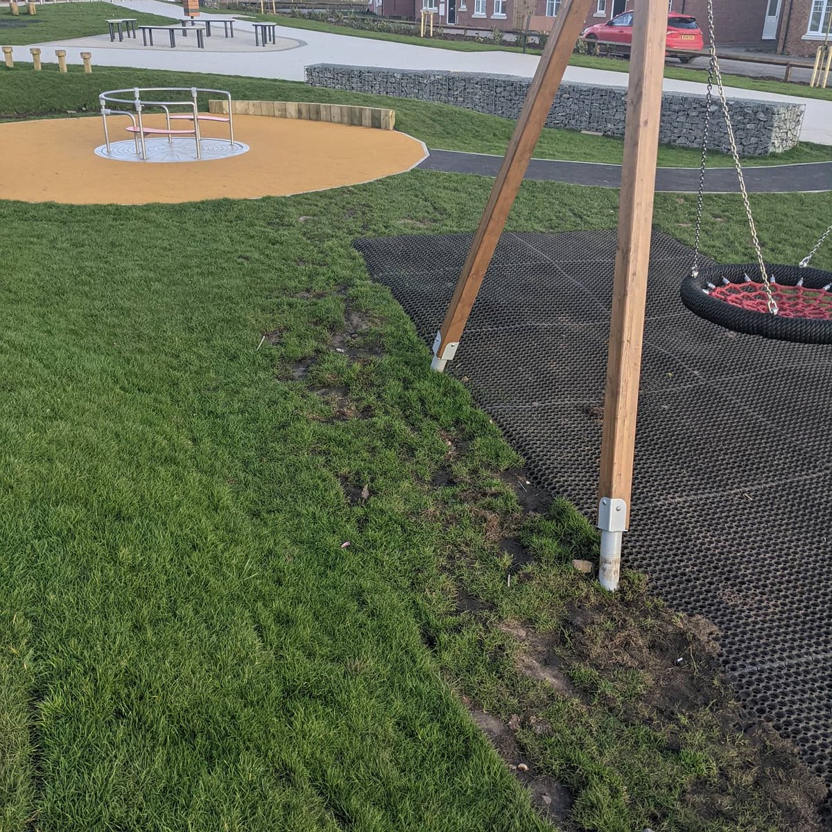 Physicsadam's tweet image. The reality of living in a @PersimmonHomes estate