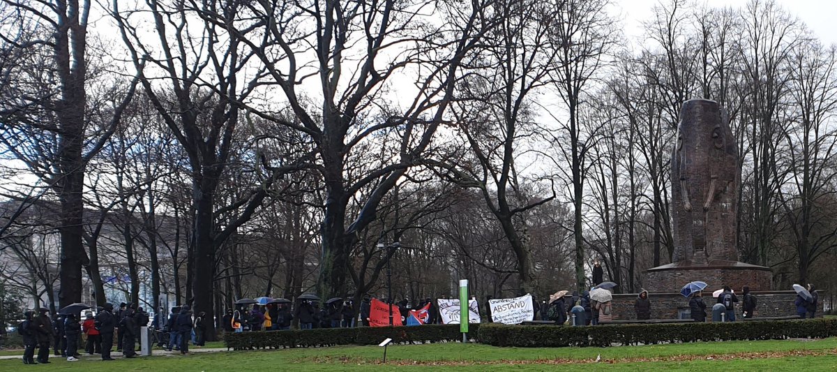 BeeAhBrem's tweet photo. #Bemen: "ihr könnt nach Hause gehen" 17 Rechte gegen 50 Gegendemonstrant*innen #hb1303 https://t.co/tCoDuGhqWC