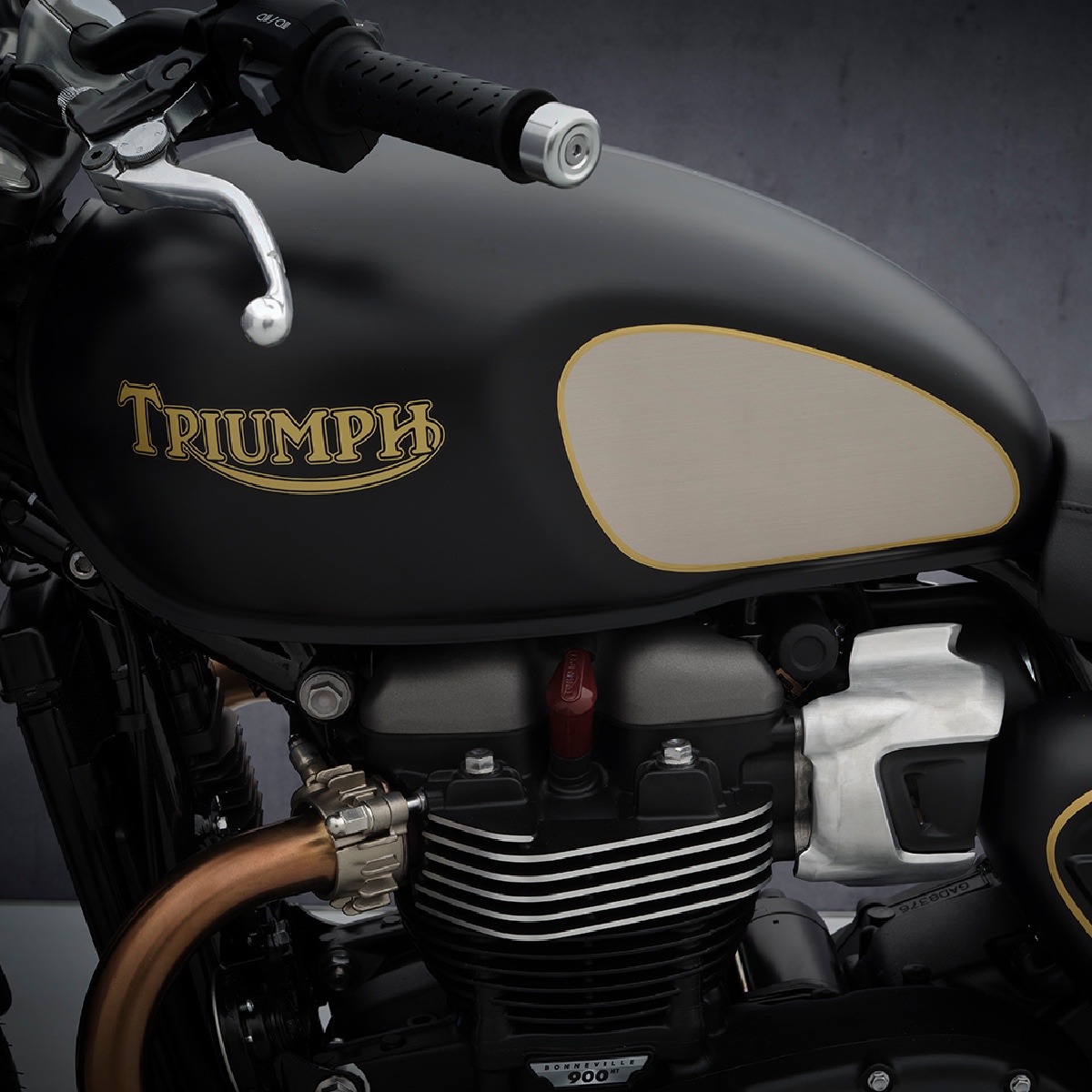 UKTriumph's tweet photo. With a sophisticated Matt Sapphire Black paint scheme, the #StreetTwinGoldLine edition is beautifully finished with the iconic ‘Heritage’ logo, brushed knee pads, Graphite centre stripe, and hand-painted gold lining. 

Discover more: https://t.co/F608VHpz2h

#Bonneville2021 https://t.co/dJsnZxSC4e