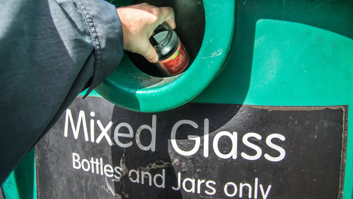 KirkleesCouncil's tweet image. Need to visit your local bottle bank? If they’re full, please visit an alternative site or visit again later, don’t leave glass on the floor.

Find your local site here👉  orlo.uk/oU9Ns