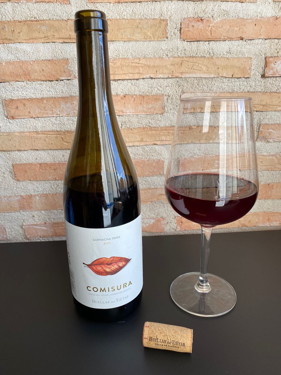 Celebrando el #sabado con <a href="/BHuellasTietar/">Bodega Huellas del Tiétar</a> de <a href="/VinosdeCebreros/">D.O.P. Cebreros</a> y su nuevo vino Comisura tinto. 😉👌