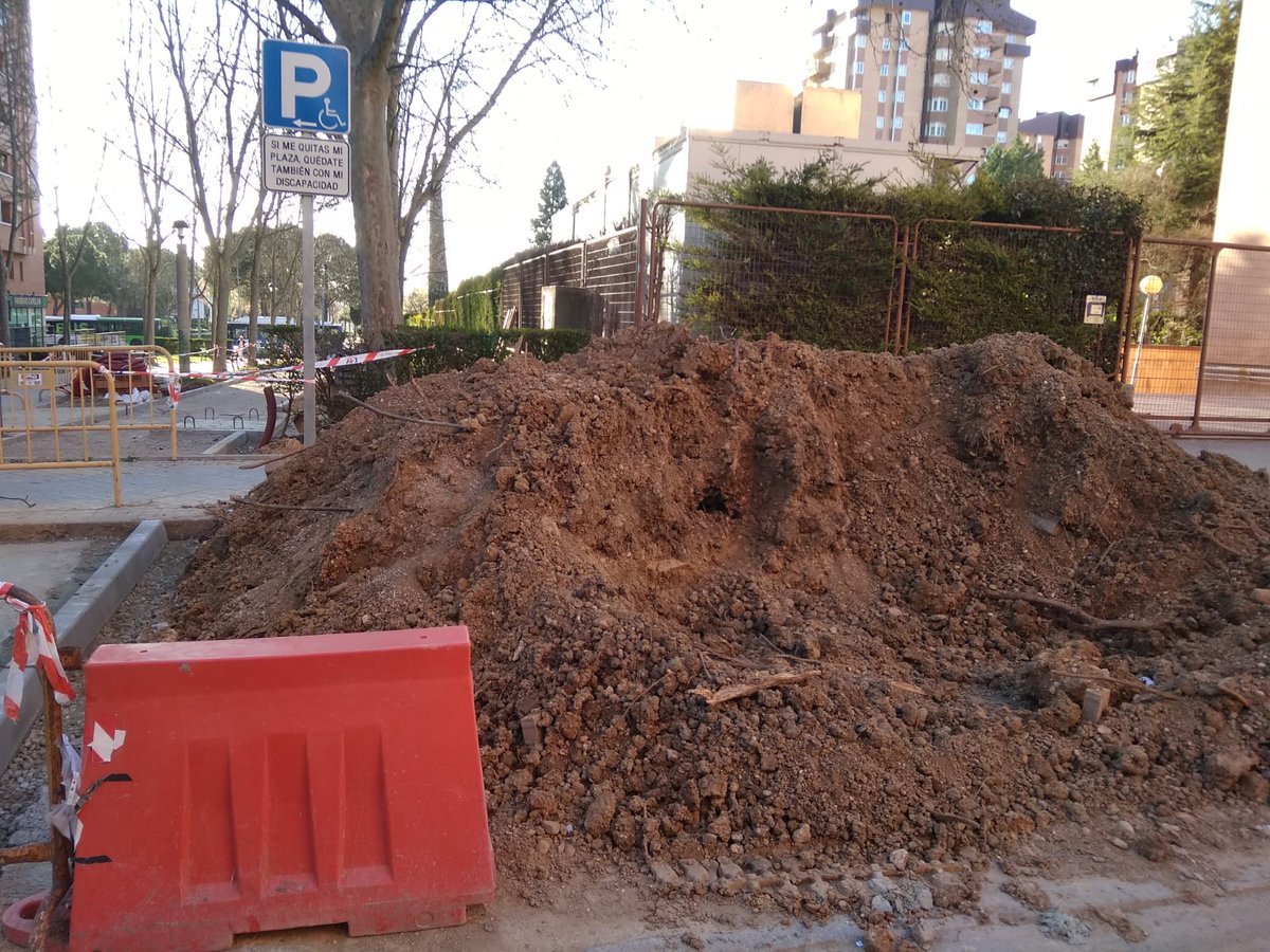 felixjbm's tweet photo. Calle Mateo Seoane Sobral, Barrio de Parquesol, Valladolid, una sola plaza de movilidad reducida en toda la calle y la usamos para echar tierra de la obra, sin sustituirla x otra, gran idea👏👏👏 @oscar_puente_ @AyuntamientoVLL @nortecastilla @elmundoes @A3Noticias @noticiascyl https://t.co/8wATwn1aeG