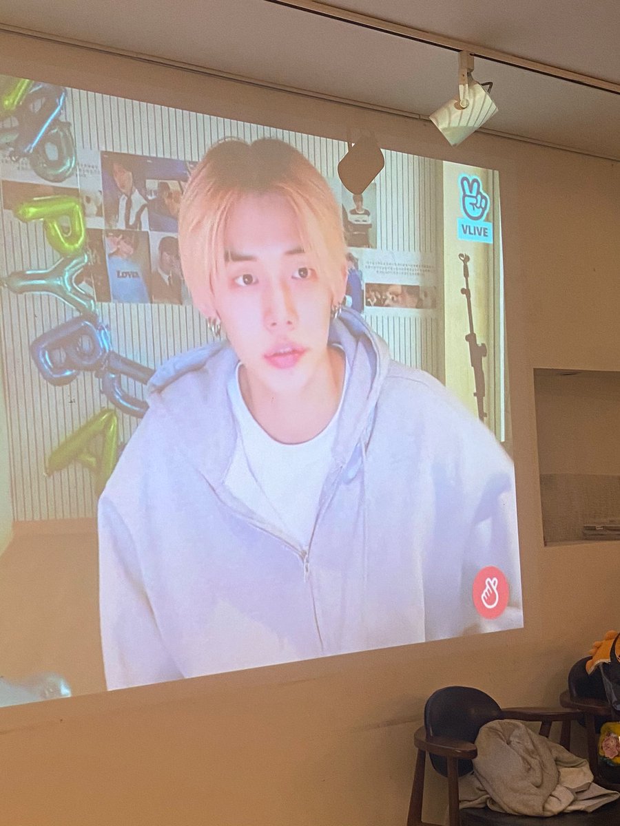 parangyeonjun's tweet photo. #오쪼다_봄이_범규 
#HAPPY_BEOMGYU_DAY 
아침에 한 번 갔다가 저녁에 다시 가서 범규 생일븨앱까지 보고 온 w카페✨ 카페 너모 예쁘게 꾸미셨고 폴꾸 다꾸 진심 미쳐버렸어요,, 천재만재가 분명하신 진짜님ლ(´ ❥ `ლ)
왕발연준 뺨치게 나올 수 있는 마법의 거울도 있어요❦ https://t.co/tdyf0xA4h1