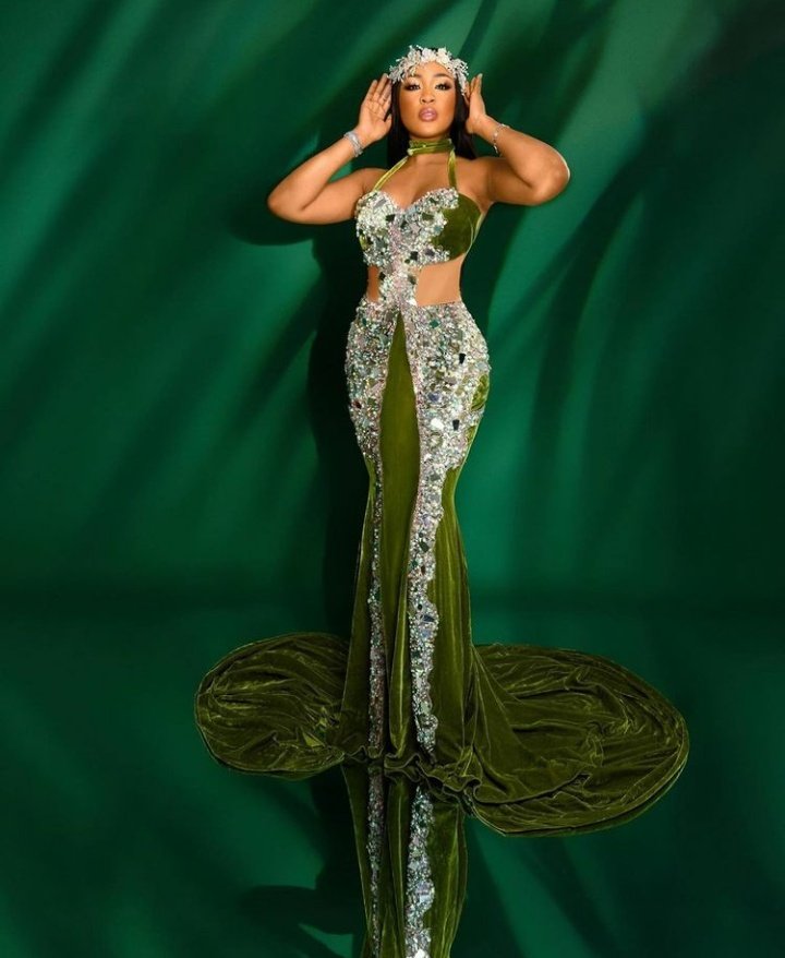 HARMAKA7's tweet photo. CHAI SEE PIKIN NOW,CAN YOUR FAV EVER, CONTINUE TO SHINE VERY BRIGHT QUEEN.ITS YOUR DAY BABY,SLAP POLICE ARMY EVEN AIR FORCE JOIN, NOTHING DEY HAPPEN,HAVE FUN LOVE
#WorldEricaDay 
#EricaAt27 https://t.co/mIfGB14IOu