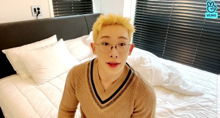 niclassicole's tweet photo. 😍😍😍😍😍 @official__wonho 
Thank you for hanging out on VLive. 
3rd photo: him Shiriah (Siri) confirming his schedule 😁

#WonhoBestBoy #wonhoworldwideartist #WonhoVLive #Wonho #WonhoAndSiri https://t.co/PADphiIETk