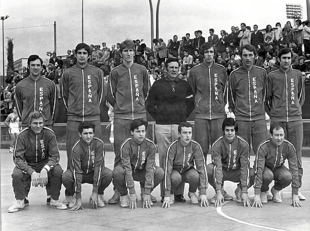 DeporteVintage's tweet photo. Buenos días, la selección española en la celebración de los 50 años del decano del baloncesto español #Laietano 1972 https://t.co/AbQLYVCm4m