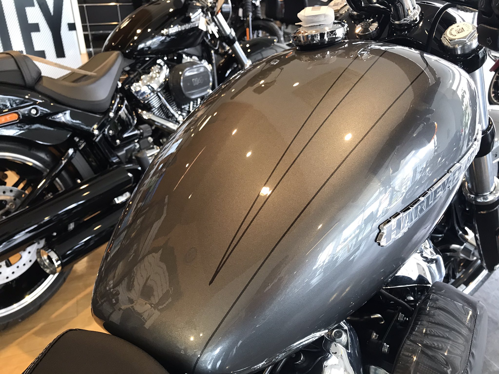 ハーレーダビッドソン三鷹 Auf Twitter 21モデルの最新fxbrs ブレイクアウト入荷しました こちらは新色のガントレットグレイメタリックです 試乗車になりますので準備出来次第ご案内させて頂きます ご期待ください 試乗車 ブレイクアウト ハーレー