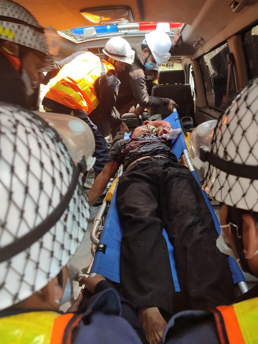 TW//Blood
Mandalay(Sein Pan)🚨 
More than 100 Junta Terrorists forces are deploying in Sein Pan.
Two women got headshots.many people are injuried including 1 monk &amp; 1 man. 
TOWARDS FEDERAL UNION
#WhatsHappeningInMyanmar #Mar13Coup #MilkTeaAlliance