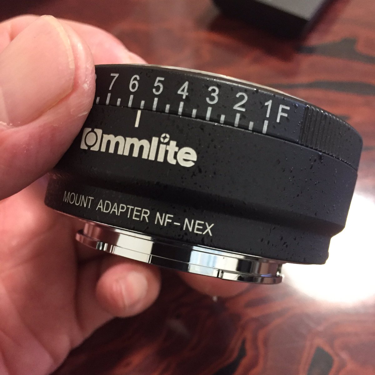 voiceprint86's tweet image. コムライトのマウントアダプター。
思ってたより質感良くてびっくり💨
大満足(^_^)
オールドレンズ付けてミラーレスに装着した時はちょっと鳥肌たった（笑）
#コムライト
#commlite
#マウントアダプター