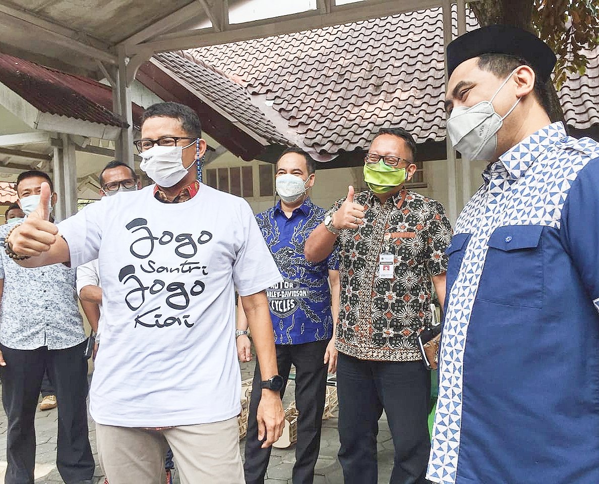 Sinoeng69's tweet photo. Menteri @Kemenparekraf Sandiaga Uno dan Wagub Jateng @TajYasinMZ : Aeromodeling karya kreatif Santri Kab Kendal, Jateng

#JogoSantri #JogoKyai #SemogaPandemiSegeraPergi https://t.co/0rhVqeCTtJ