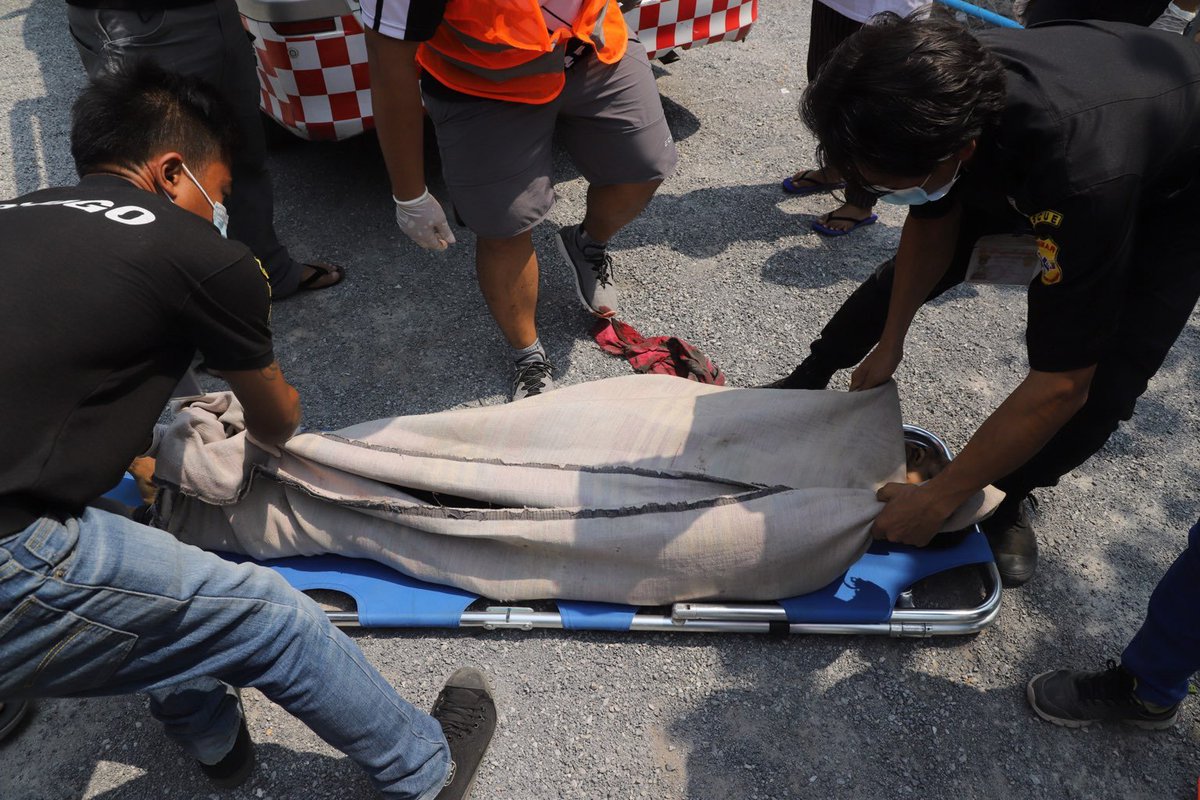 Myanmar_Now_Eng's tweet photo. 1/2 Four people have been confirmed dead in the aftermath of a violent crackdown by security forces on anti-coup protesters in Mandalay on Friday morning. The casualties included one woman &amp; three men, among them a Buddhist monk. At least 15 were injured. https://t.co/87GqwIIMBF