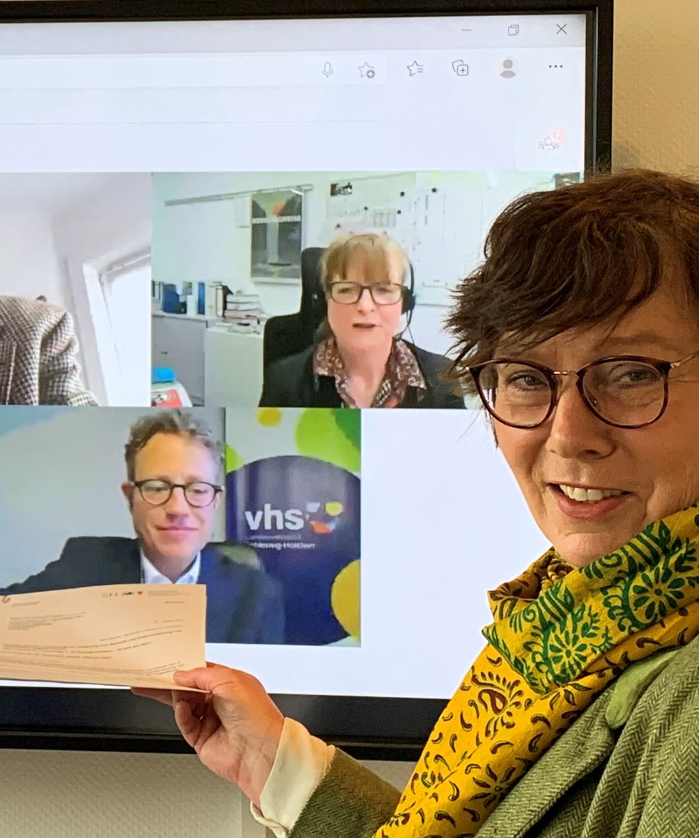 vhs_Schneider's tweet photo. Innenministerin Sütterlin-Waack @Land_SH hat unserem LV @vhs_sh den Förderbescheid über 3Mio€ für das Sprachförderprogramm STAFF 2021 überreicht. Neu: Leihgeräte für 10 virtuelle Kurse. Bessere Chancen für #Integration. #vhs #Digitalisierung https://t.co/b6oExehTBn https://t.co/UmDVXkbDXF