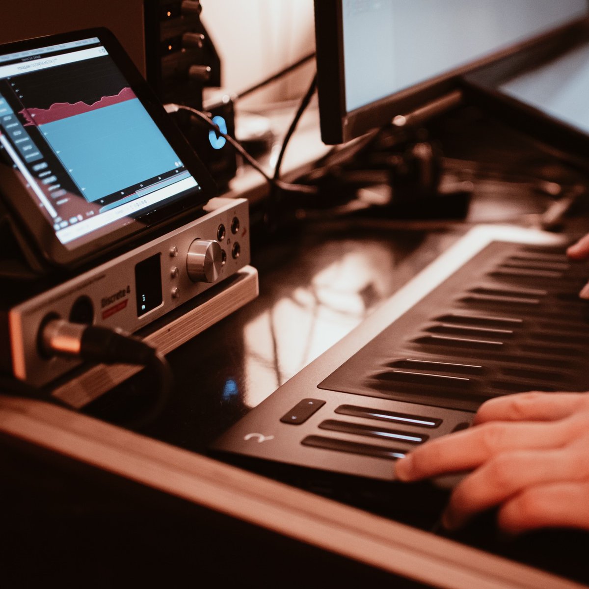 AntelopeAudio's tweet photo. See our latest article how to record at home with Discrete 4 SC - https://t.co/3YxAug29vQ
Photo by @MiquelTejada
#antelopeaudio #discrete4sc #discrete4synergycore #synergycore #audiointerface #recording #home #homestudio #musicianlife #article #music #rec https://t.co/5UR3x4kXNw
