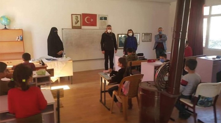 yildirimkaya40's tweet photo. İki resme iyi bakın!
1. Eğitim fakültesi mezunu, "Bizi atayın." diyen, atanmayan öğretmenler.

2. Antalya Finike’de 4 köy okulunda öğretmen olmadığı için derslere giren imam ve eşi!

Ziya Hocam, un var, şeker var, yağ var! Ne duruyorsun?
@tcmeb @ziyaselcuk
#SnElvanÖgrtKabulEdiniz https://t.co/ZaPw5AEvDP