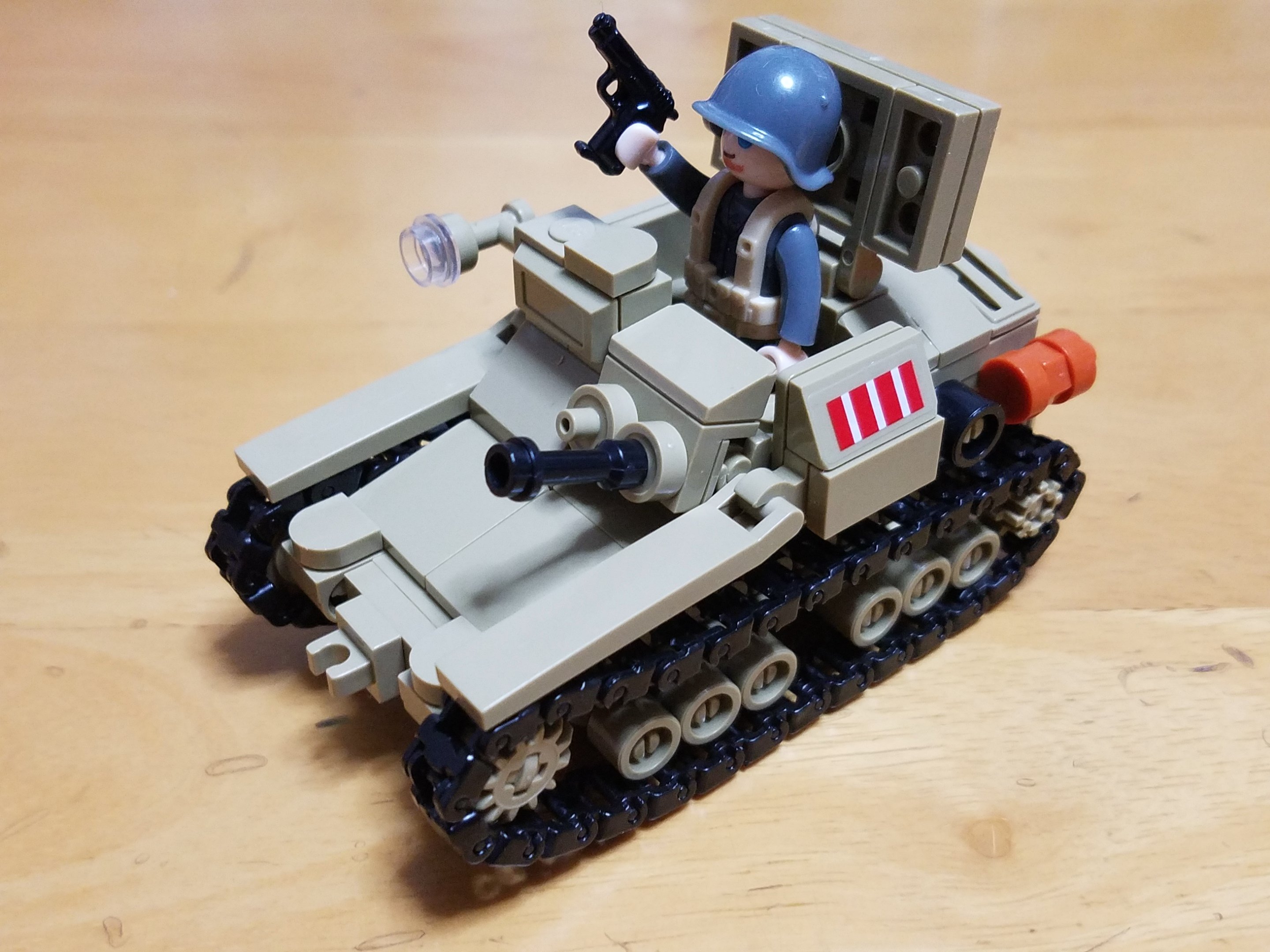 よしぞうmaro 雷雨の合間にレゴ風cv33キットを組立 八九式中戦車 と比べてパーツ数が圧倒的に少ないのでサクサク組上がり 中々のプロポーション ところが肝心の機銃パーツが1個足りない 仕方ないのでいつか黒ランナーを削って 自作しましょうか 後 左側