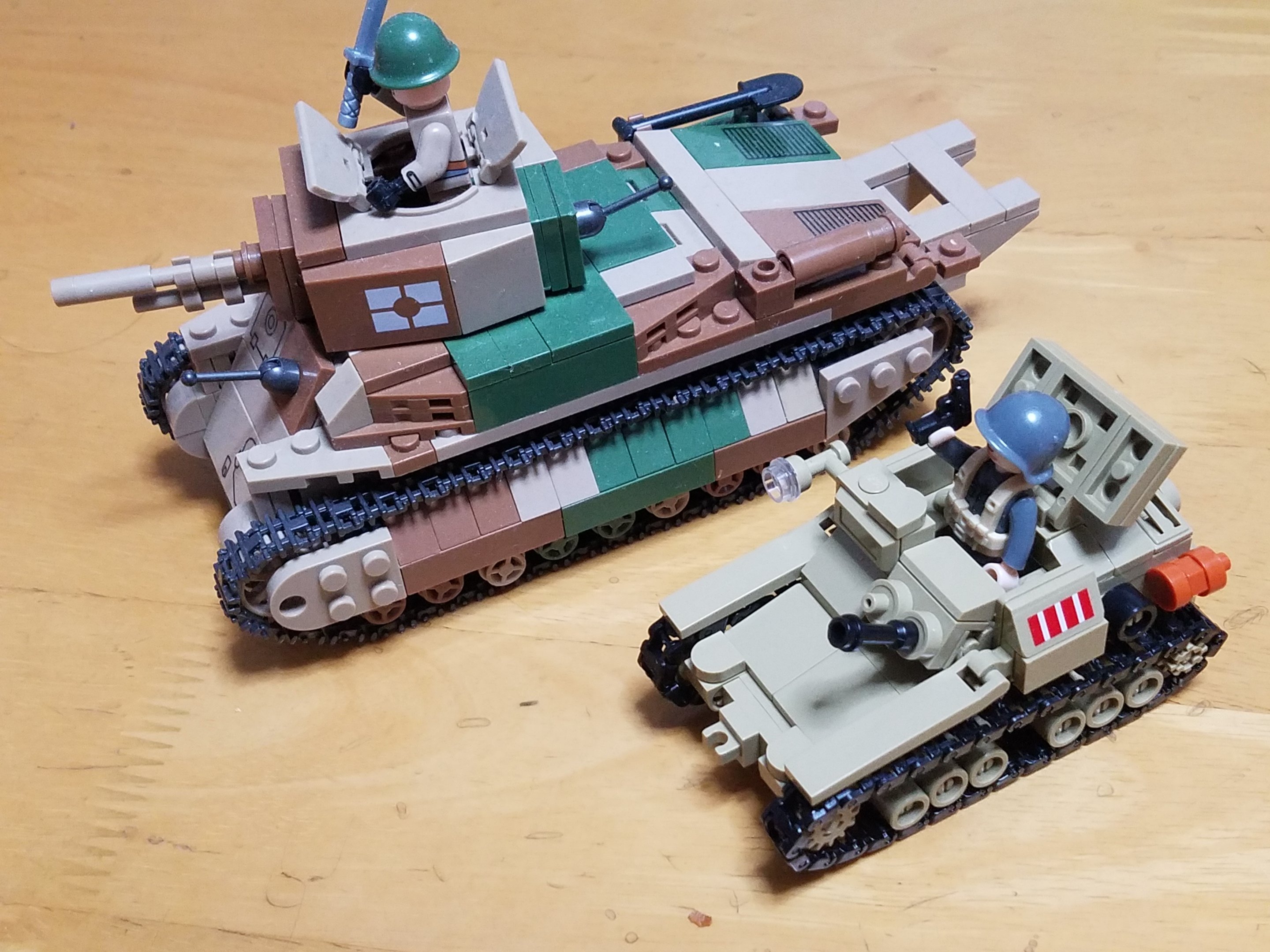 よしぞうmaro 雷雨の合間にレゴ風cv33キットを組立 八九式中戦車 と比べてパーツ数が圧倒的に少ないのでサクサク組上がり 中々のプロポーション ところが肝心の機銃パーツが1個足りない 仕方ないのでいつか黒ランナーを削って 自作しましょうか 後 左側