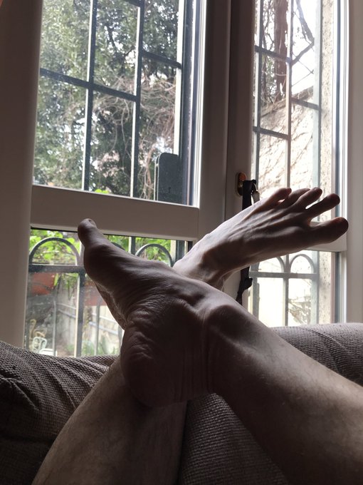Alcuni (molti) mi chiedono di vedere i #piedi durante le #cam.
Eccovi accontentati! ?

Altre foto e video