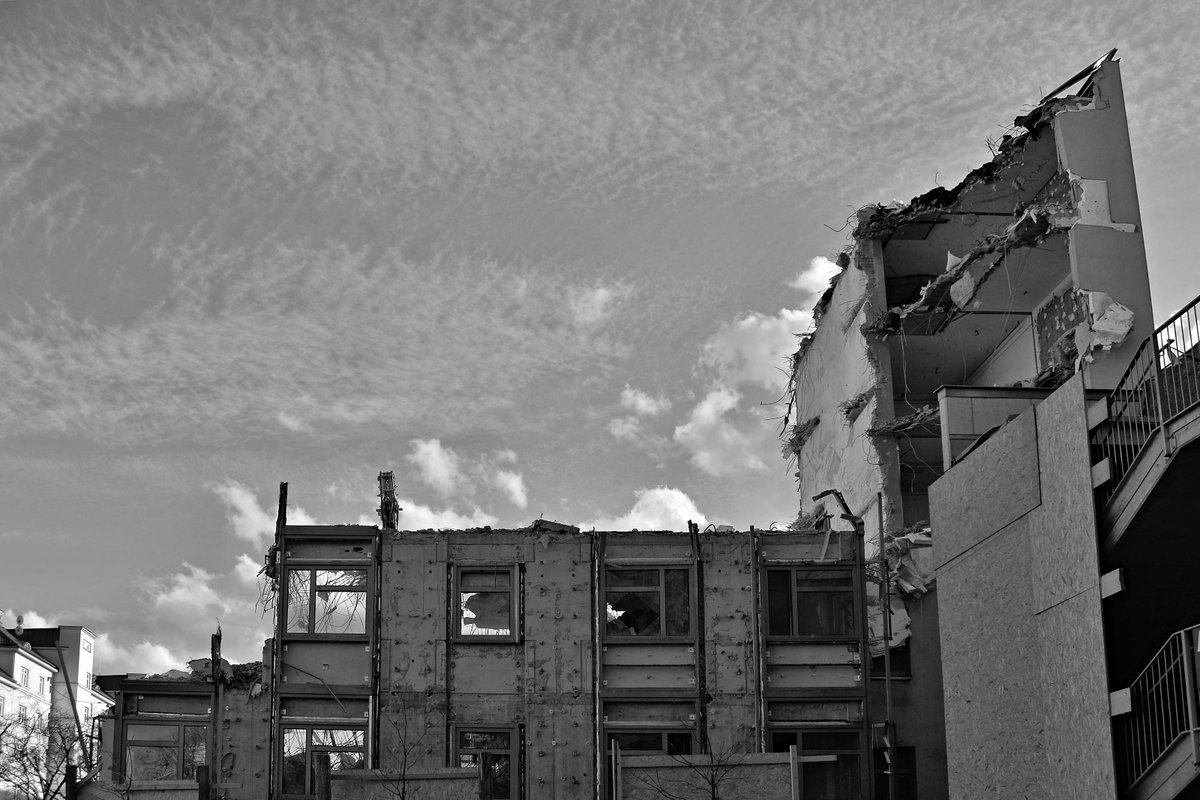 TheApexArchive's tweet photo. Die kargen Reste,
vom Abbruch-Feste...
#Abbruch Nordbergstraße (#althanquartier) schreitet voran.
#demolition #blackandwhitephotography #abriss #Wien #althan https://t.co/qz1bOhlfAw