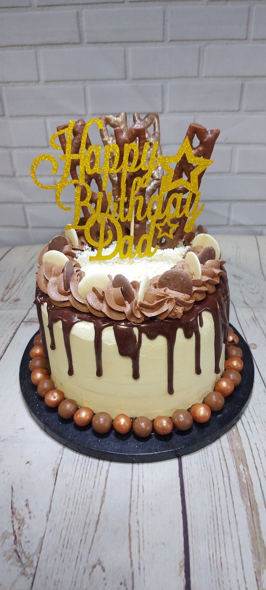 thepeakybaker's tweet photo. A busy day yesterday day with my latest #bake. A 3 layer #chocolate sponge with white and dark chocolate ganache topped off with white chocolate shavings
 #cakes #cake #tasty #chocolatelover #vanillavalleycakesupplies #icedjems #cakedesign #cakedecorating #cakeart #cakedrip https://t.co/lp3Wy11GdV