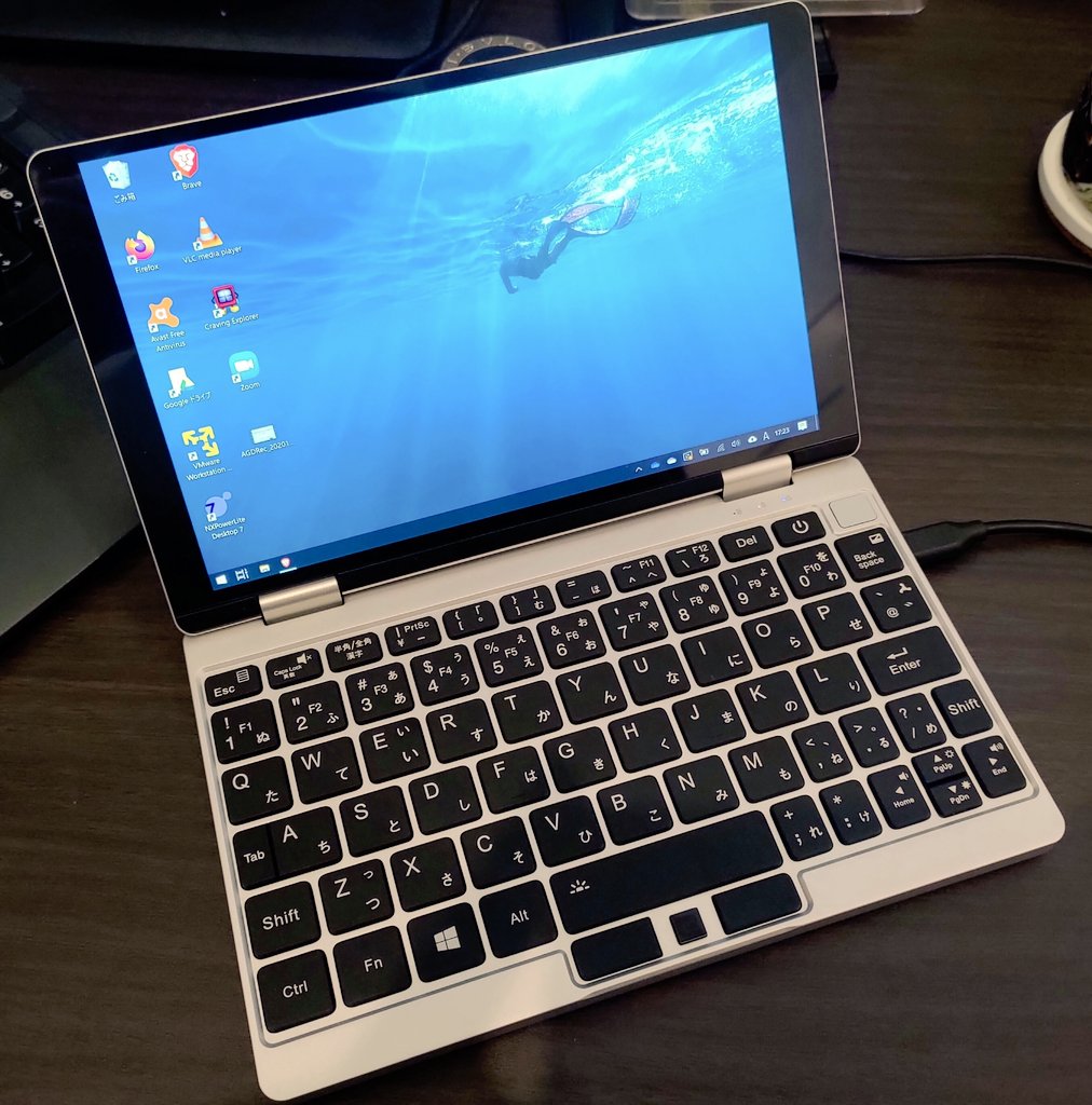 emm3864's tweet photo. #OneMix3 キーボードが連打したり利かなくなったりするからAmazonでpro3の日本語キーボードに交換してみた。 https://t.co/0qr5atTlo4