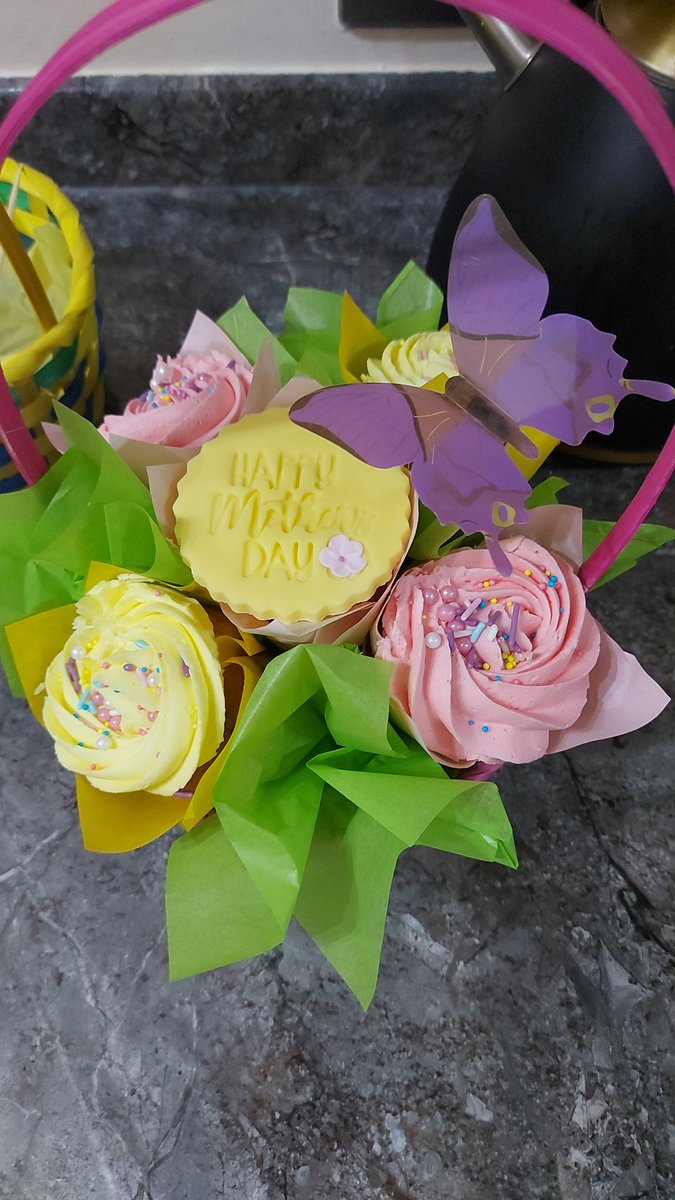 thepeakybaker's tweet photo. Up bright &amp; early this morning finishing of these #cupcake baskets ready to be delivered to people for #mothersday 

#cake #cakesofinstagram #cakeart #cakes #vanillacupcakes #vanillavalley #icedjems #bake https://t.co/GptdiGgin7