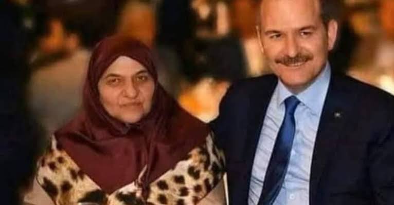İçişleri Bakanımız Sayın <a href="/suleymansoylu/">Süleyman Soylu</a> ‘nun muhterem anneleri Servet teyzemizin, tedavi gördüğü hastanede hayatını kaybettiğini büyük bir üzüntüyle öğrendim. 

Merhumeye Allah'tan rahmet, 
Sayın Bakanımız ve kederli ailesine sabırlar diliyorum.