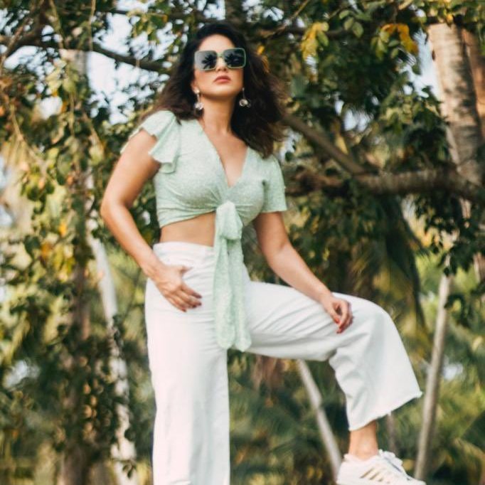 bellofox's tweet photo. #Sunnyday 
#NewDayNewLook
Spotted the forever pretty @SunnyLeone beating the heat In #Bellofox Tula Sunnies for #splitsvilla13 .
@splitsvilla
@MTVIndia
 
#Sunglasses #celebrity #celebritystyle #Bollywood #bollywoodactress #fashion #style #sunkissed #SunnyLeone https://t.co/3jM7cjcUl4