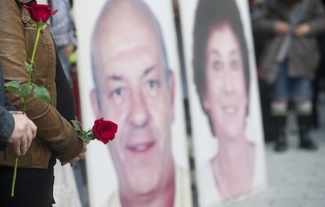 DMangadoAranda's tweet photo. 🌹 2004 - 2021

Ángel Berrueta fue asesinado por 4 tiros de un Policia Nacional y apuñalado por el hijo de este por no querer colocar un cartel que que atribuía los atentados del #11M a ETA en su panadería del barrio de #Donibane, en #Iruñea.

✊ #AngelGogoan

[HILO] ⬇️ https://t.co/5bdxDIEzUP