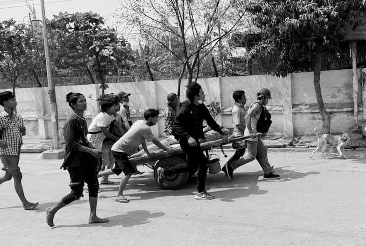 SapalKyi's tweet photo. Around 2:00 PM
Reportedly,4 ppl, including 3 men and 1 woman, lost their lives during the Sain Pan Crackdown in Mandalay.
Around 20 ppl , including a monk and a woman, injured due to the brutal crackdown by terrorists. 
Source Mdy Indepth News
#Mar13Coup 
#WhatsHappeningInMyanmar https://t.co/M4tlMO7asY
