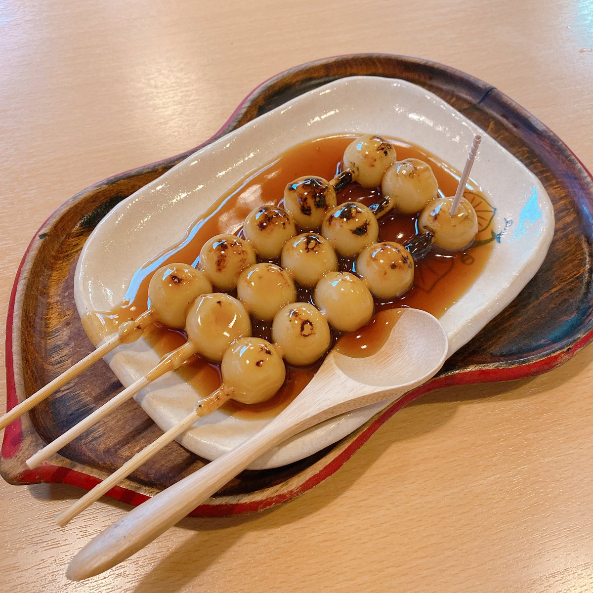 Macco 𓅓𓄿𓎡𓎡𓍯 下鴨神社の近くにある 加茂みたらし団子茶屋 でみたらし団子と磯辺焼きを みたらし団子発祥のお店とのこと 5個のうち 一つだけ離れてるが面白い 上品な甘じょっぱさで美味しかった 磯辺焼きは 粉山椒を付けていただくのが京都っ