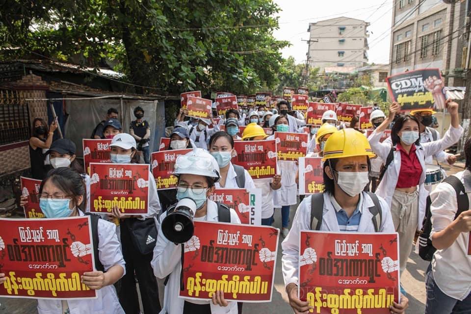 White coat revolution. Despite heavy crackdowns and people being killed brutally, medical persons peacefully protest. We won’t give up...  TOWARDS FEDERAL UNION #WhatsHappeninglnMyanmar #Mar13Coup photo-credit to owner