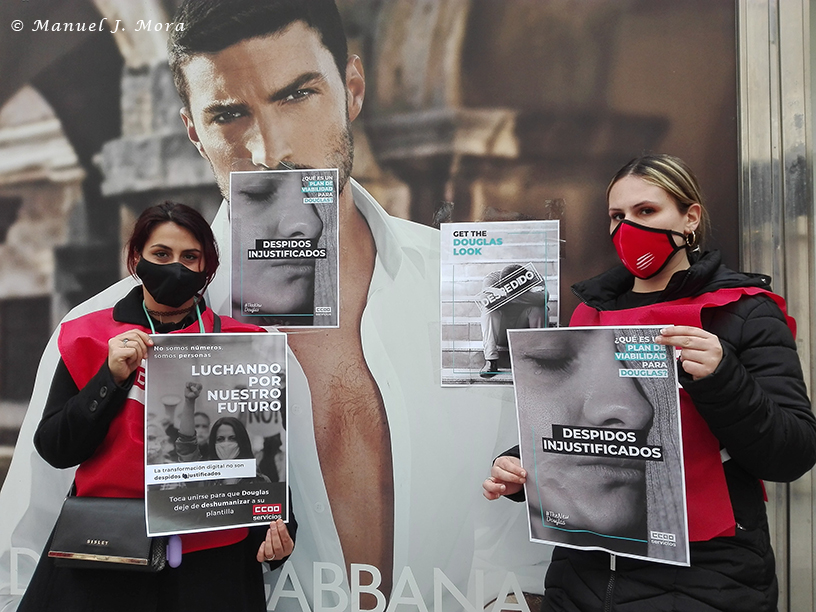 grouchomora's tweet photo. Protestas, huelga y concentraciones por un ERE en las tiendas de "Perfumería DOUGLAS Cosmética" 
Mi solidaridad y fuerza para todas las trabajadoras!!
#FelizSabado #perfumeriadouglas https://t.co/HzkfCvE1kv